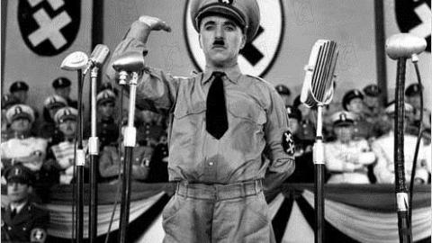 Charlie Chaplin dans Le dictateur