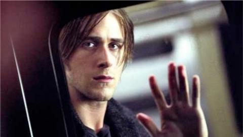 Gosling a joué dans Stay en 2004, avec Naomi Watts et Ewan McGregor, un thriller fantastique de Marc Forster.